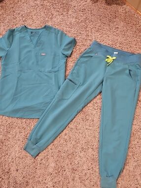 Figs Scrub Set- Catarina Top- Zamora Bottoms- XS Top/XS PETITE Bottoms- Marine